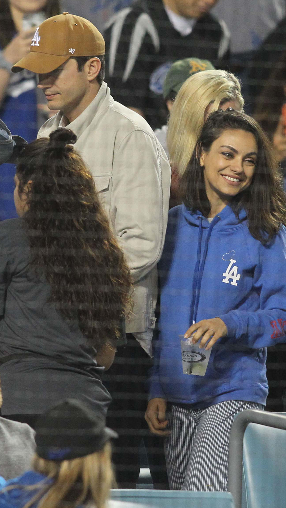 Ashton Kutcher, Mila Kunis Ashton Kutcher, Mila Kunis